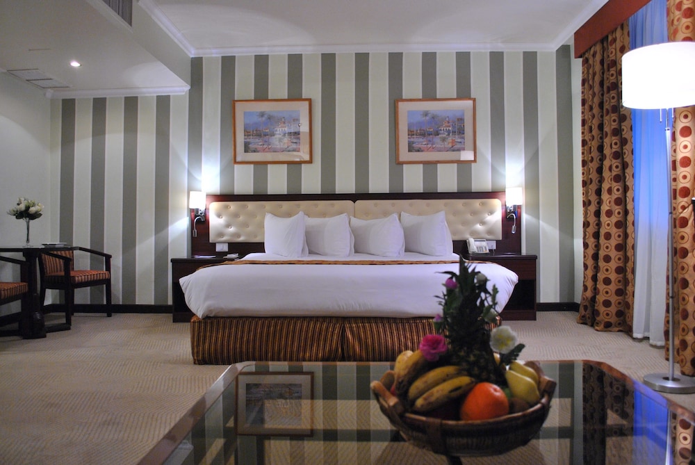 LARSA HOTEL 6/48