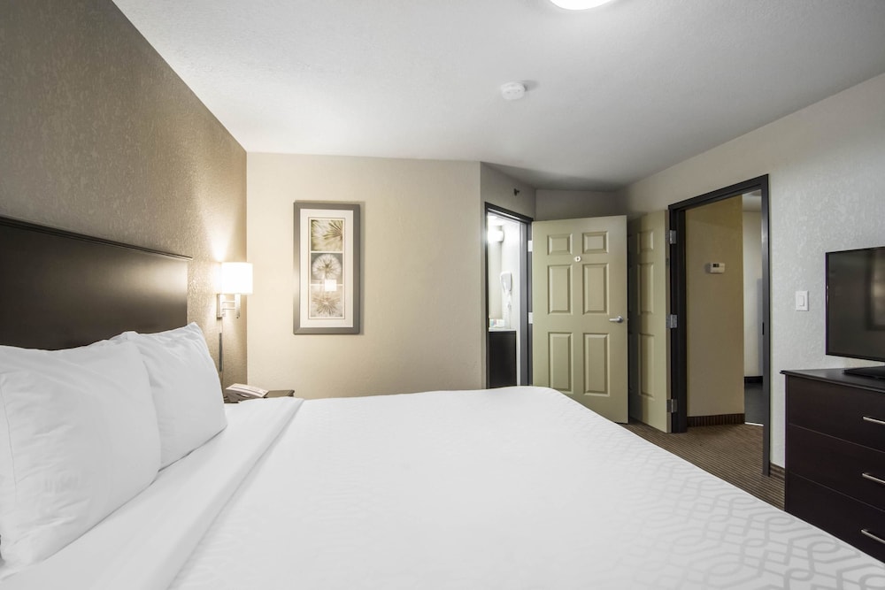 Quality Inn & Suites Thompson, MB 19/41