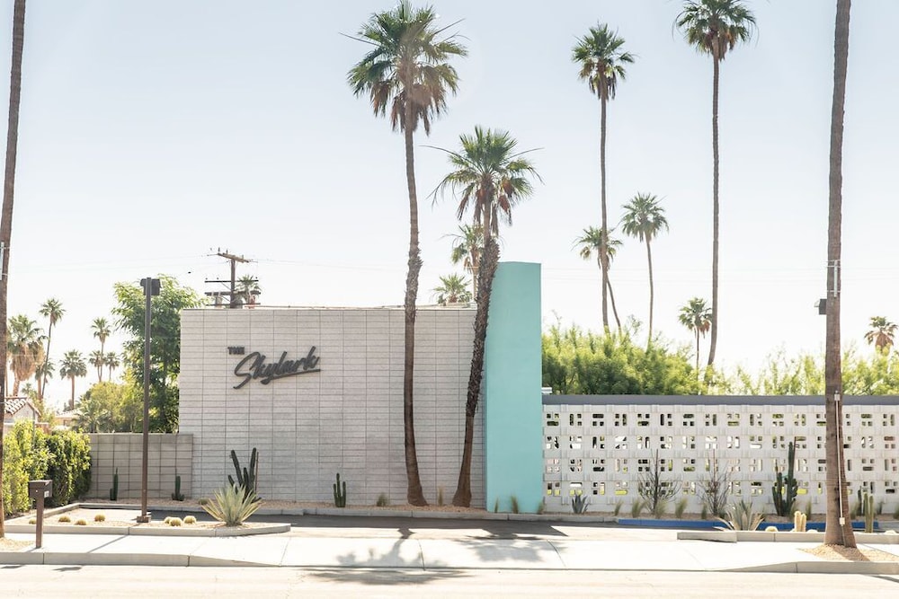 Skylark Hotel 61/70