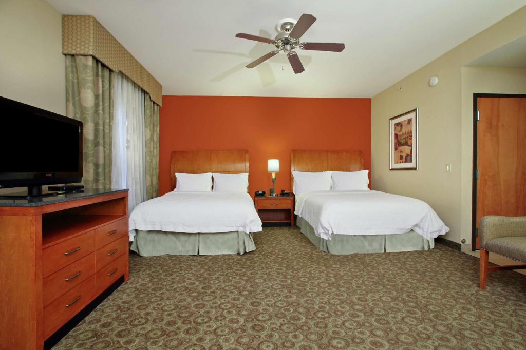 Suite, 2 Queen Beds, Sofa, Accessible