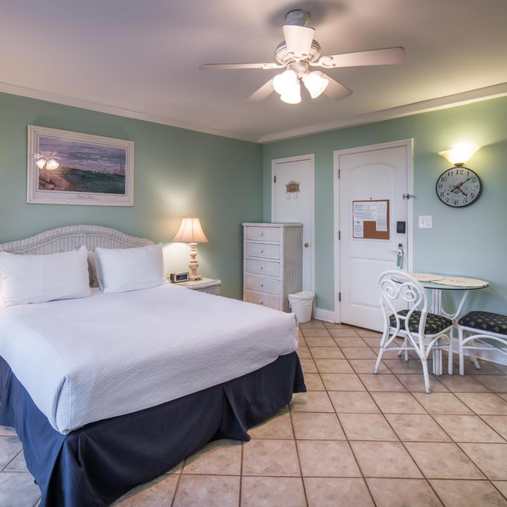Studio, Queen Bed, Island View
