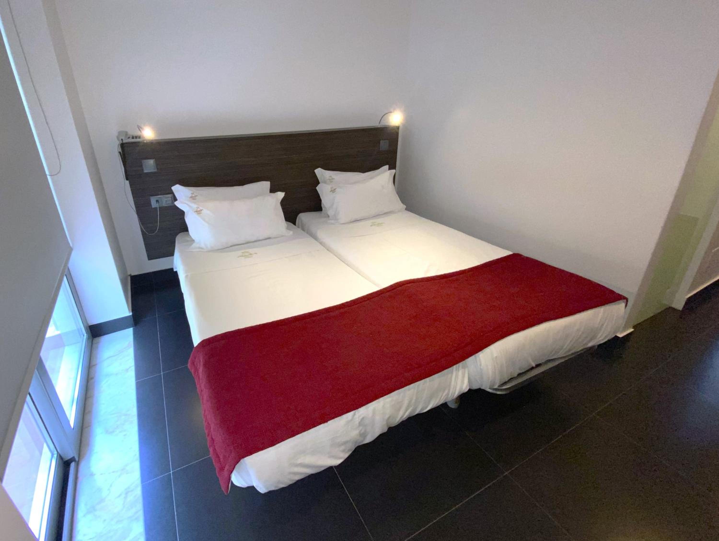 ROOM, TWIN BEDS