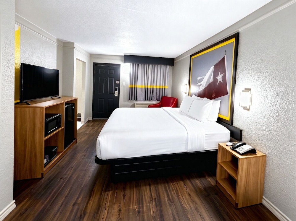Super 8 by Wyndham Nacogdoches Near University 31/58