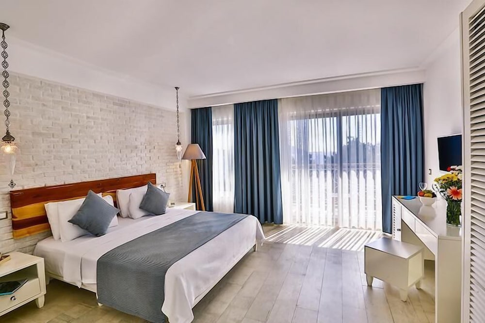 DELUXE, DOUBLE BED
