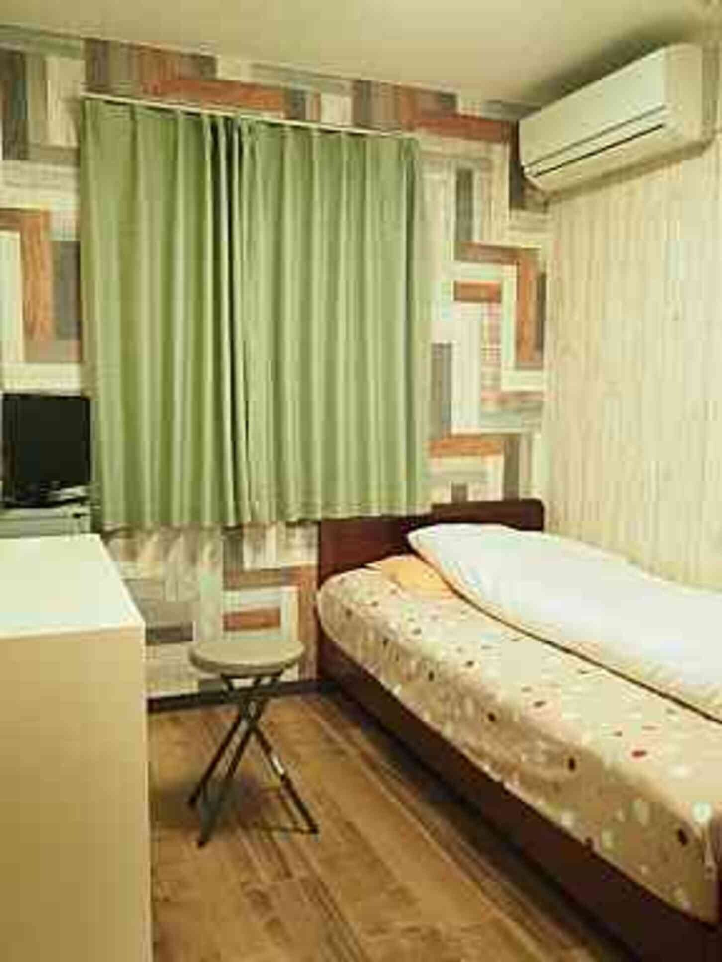 ROOM, SINGLE, SHARED BATHROOM, SMOKING