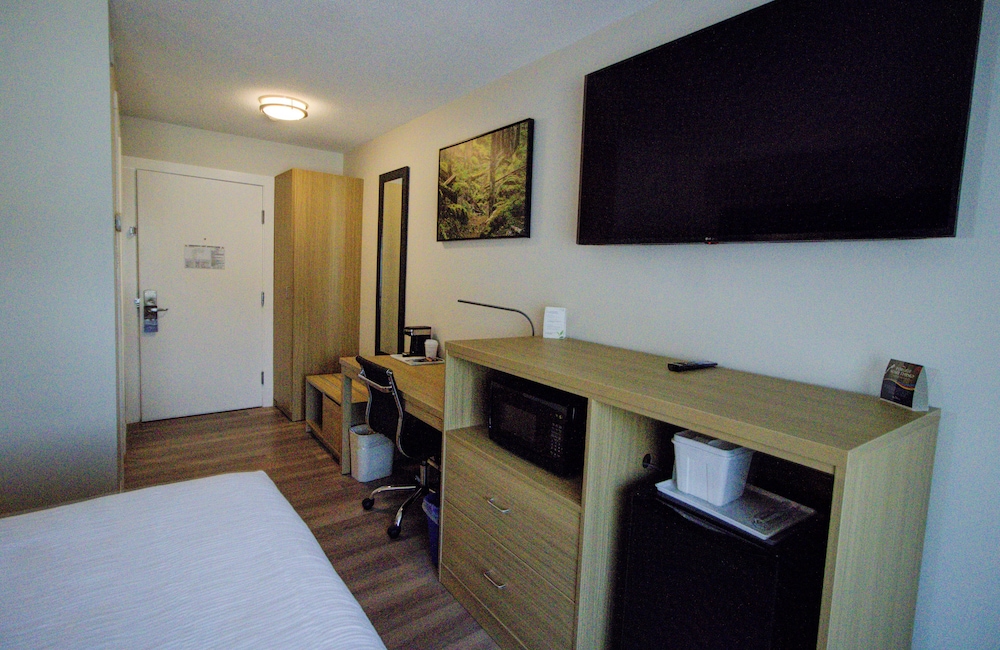 Baymont by Wyndham Gold River 9/60