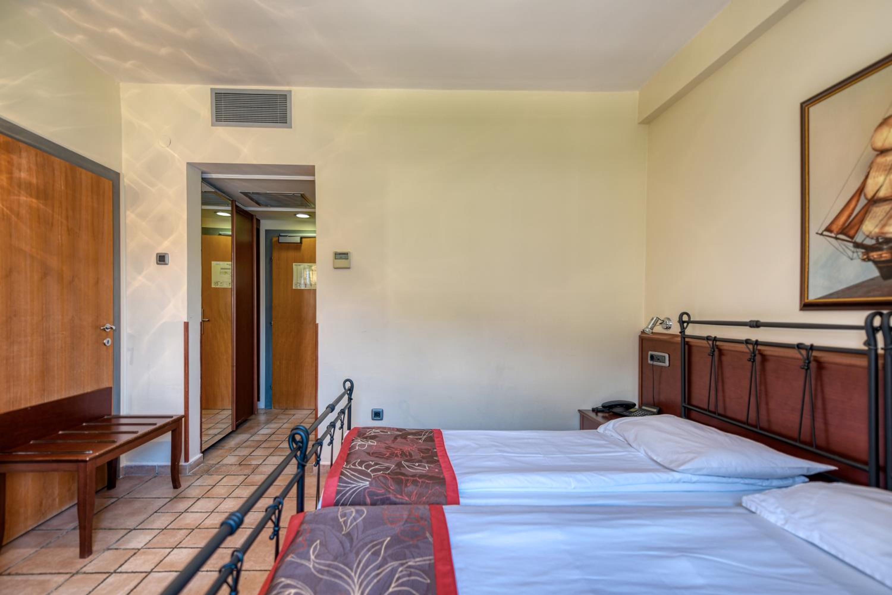 غرفة بسرير مزدوج أو سريرين منفصلين