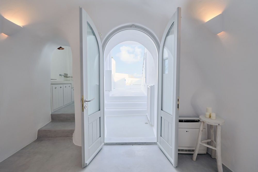 Cave Suite Oia 9/30
