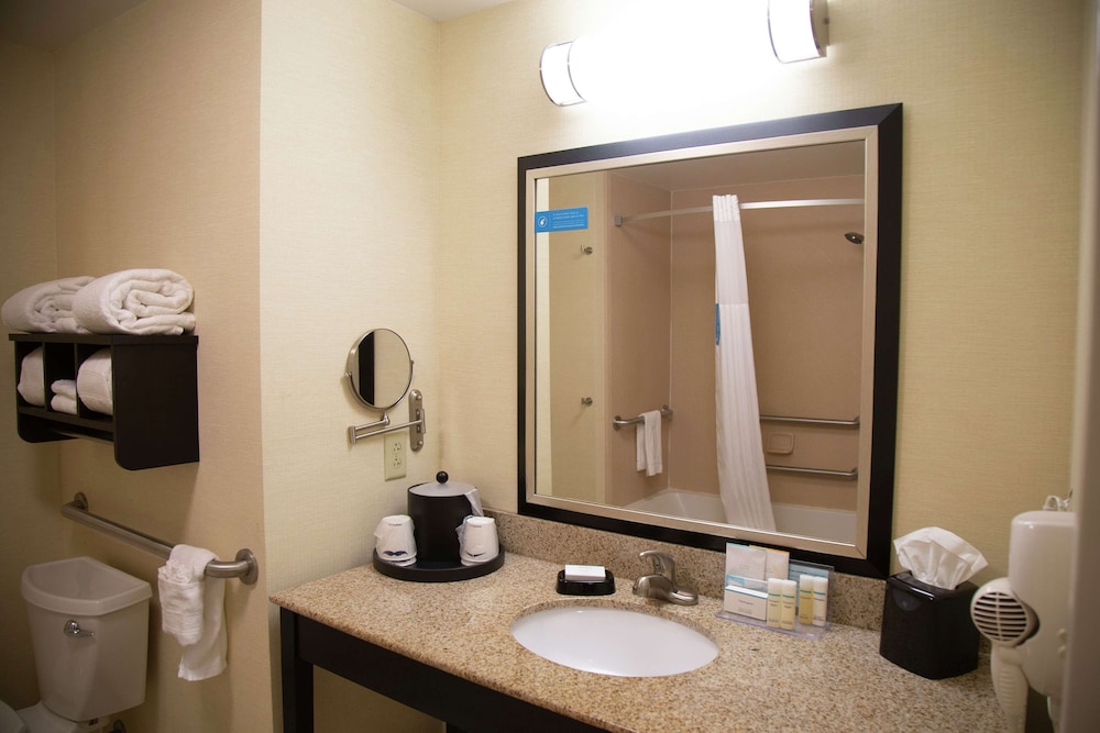 Hampton Inn and Suites Sharon 19/62