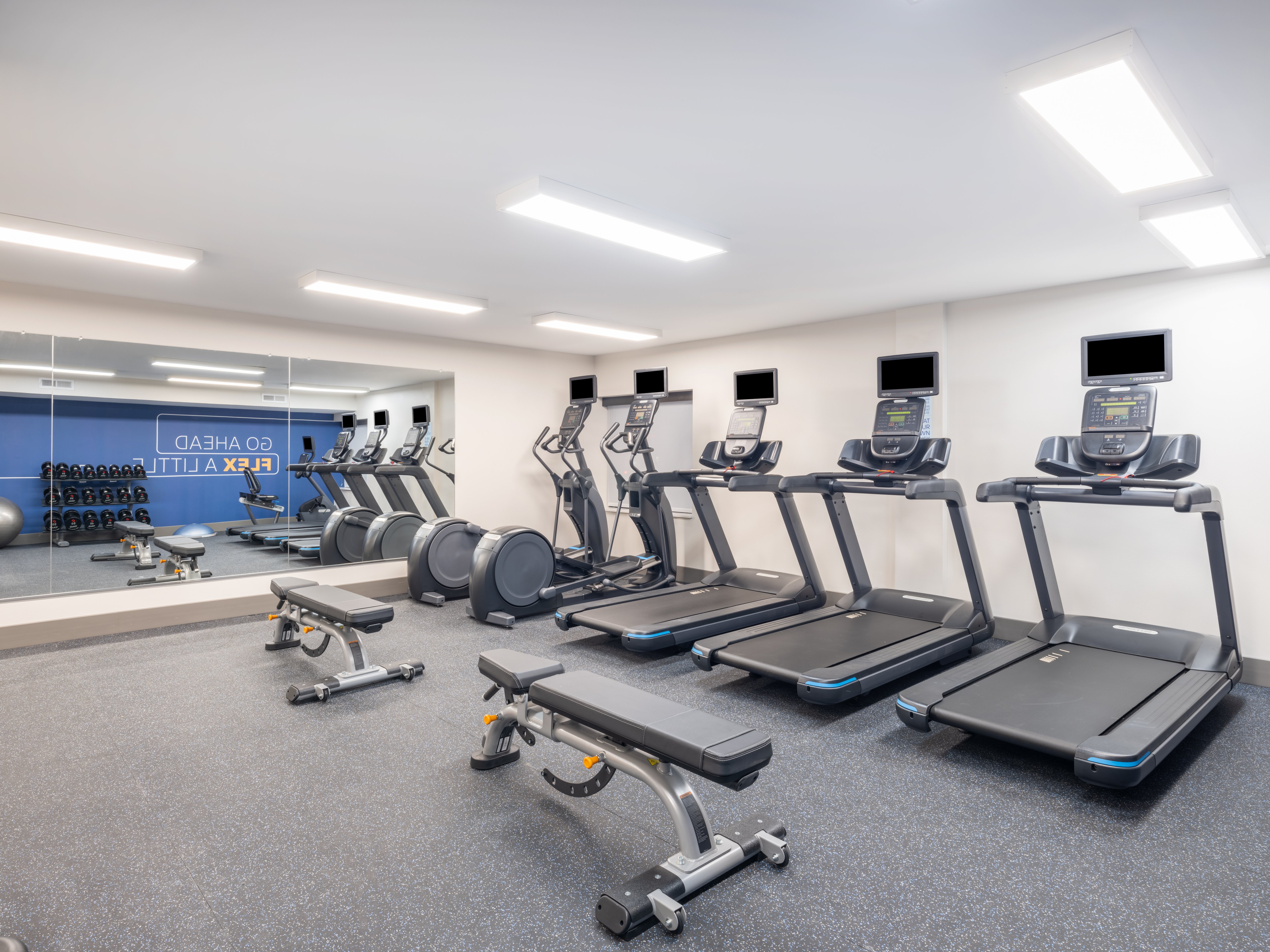 Holiday Inn Express & Suites Greensboro - (I-40 @ Wendover) 30/48