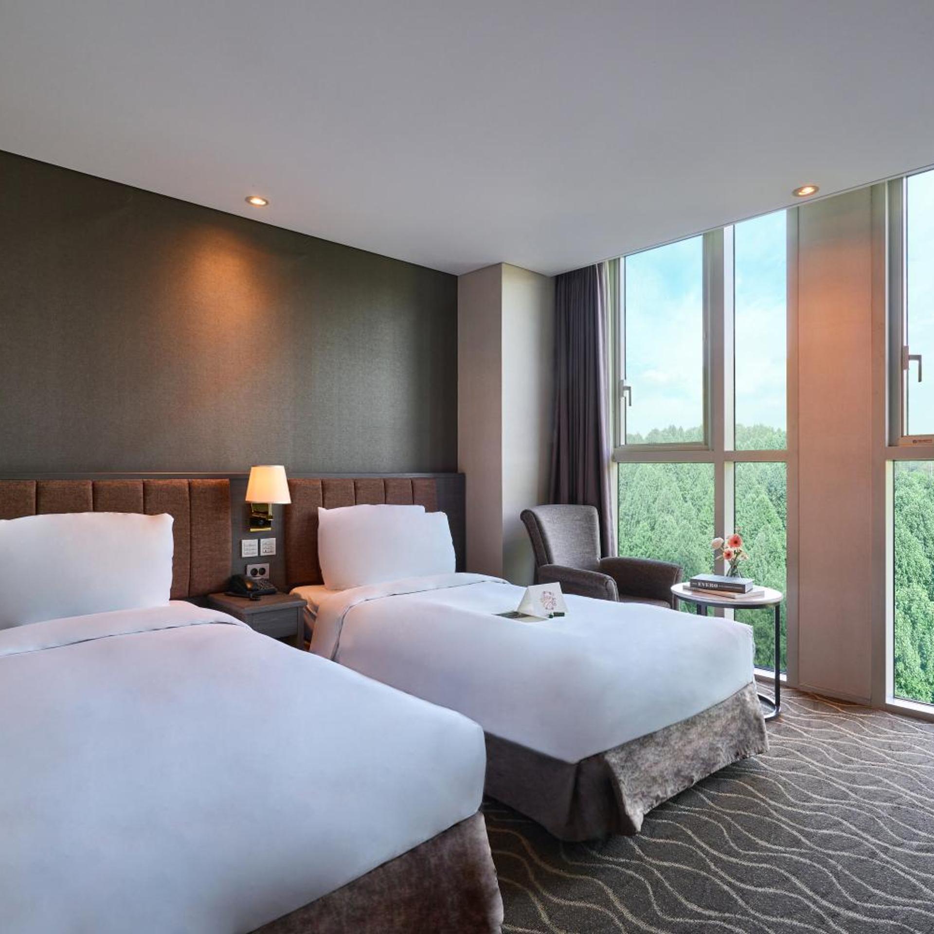 Square, 2 Beds
