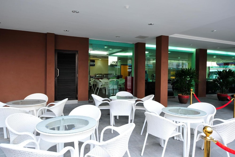 Hallmark View Hotel 44/56