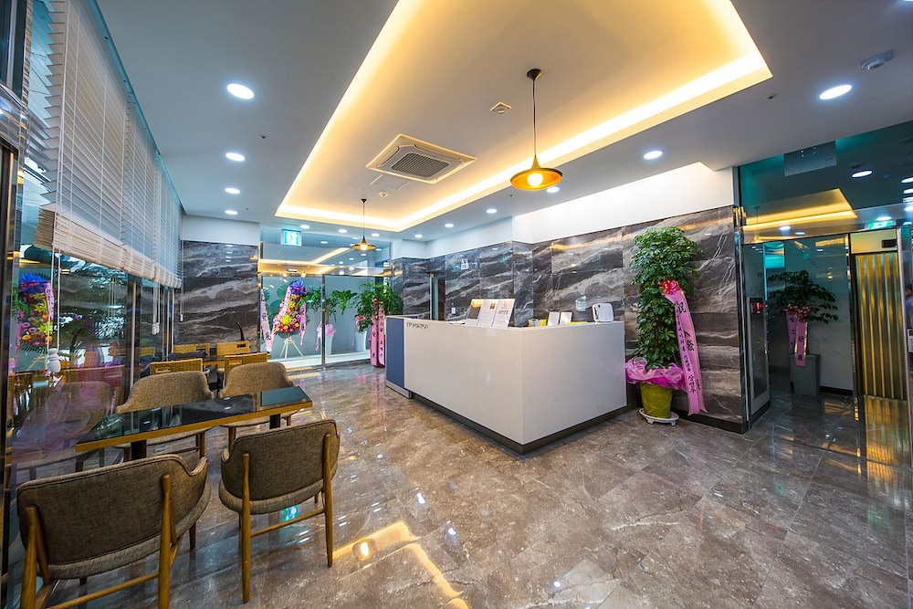 Shine Hotel 6/50