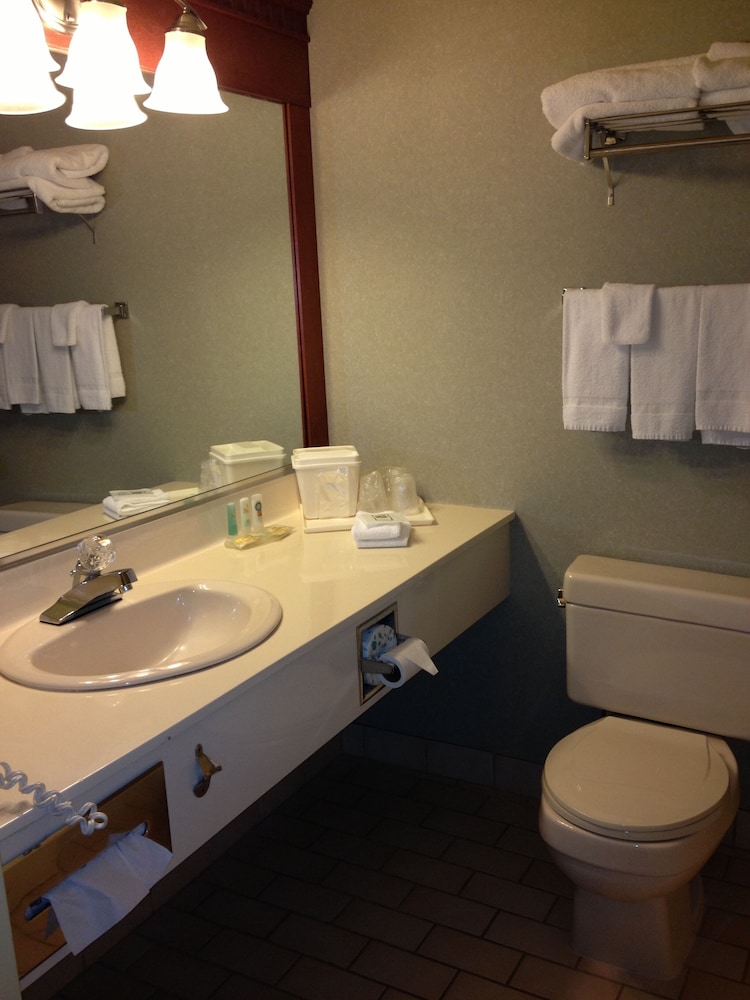 Standard, 2 Queen Beds, Quality Inn & Suites Bay Front 4/4