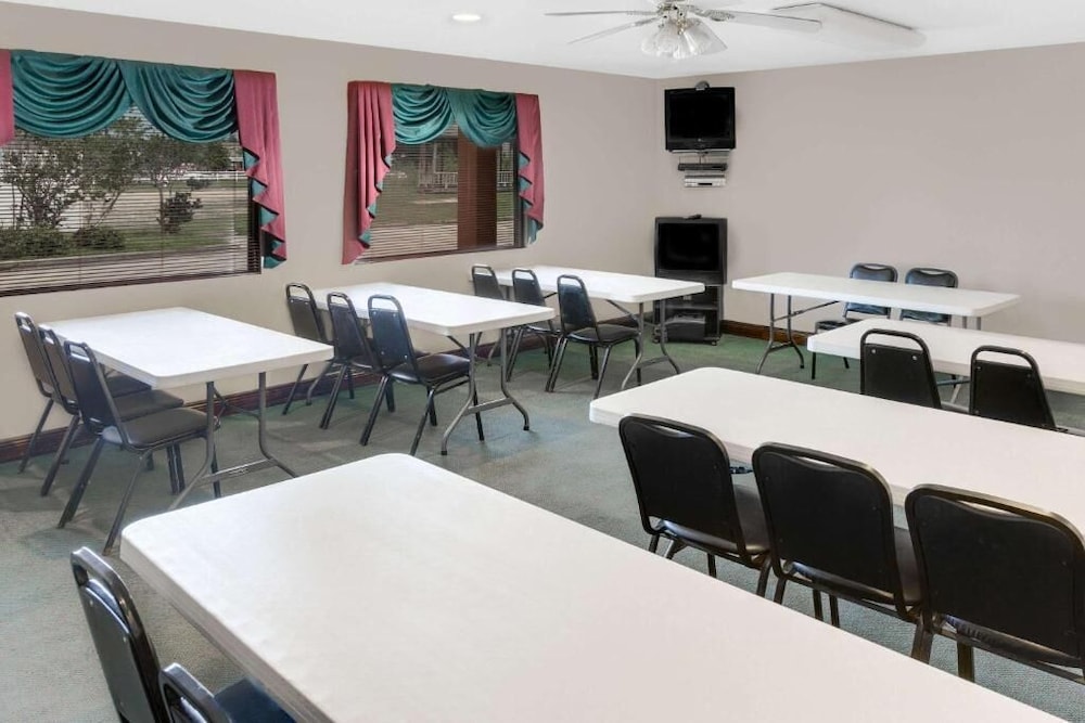 Super 8 By Wyndham Ocean Springs Biloxi 39/43