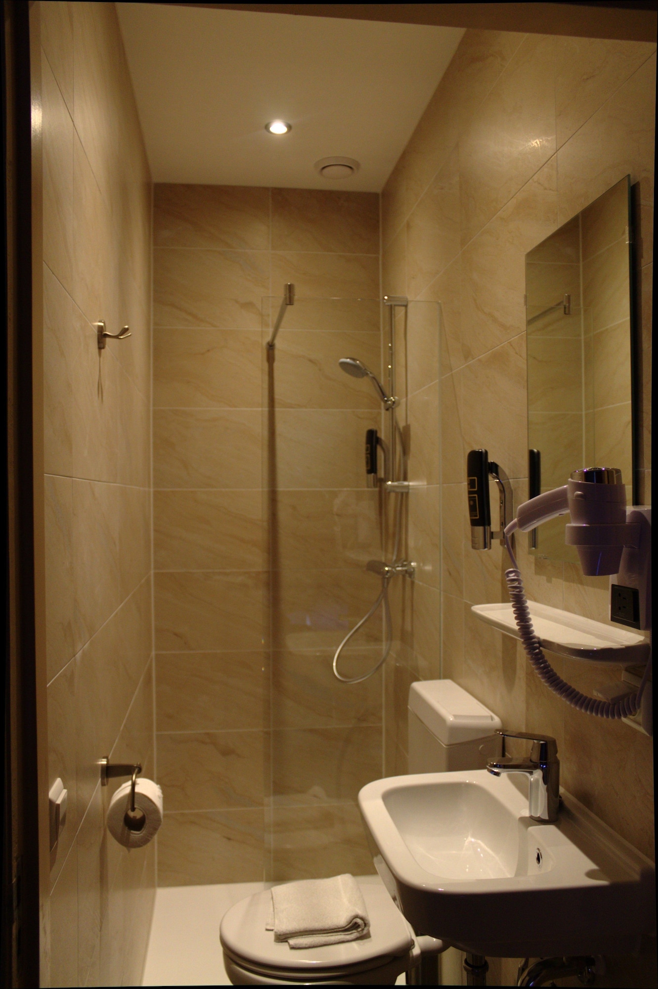 ROOM, TWIN BEDS, NO WINDOW