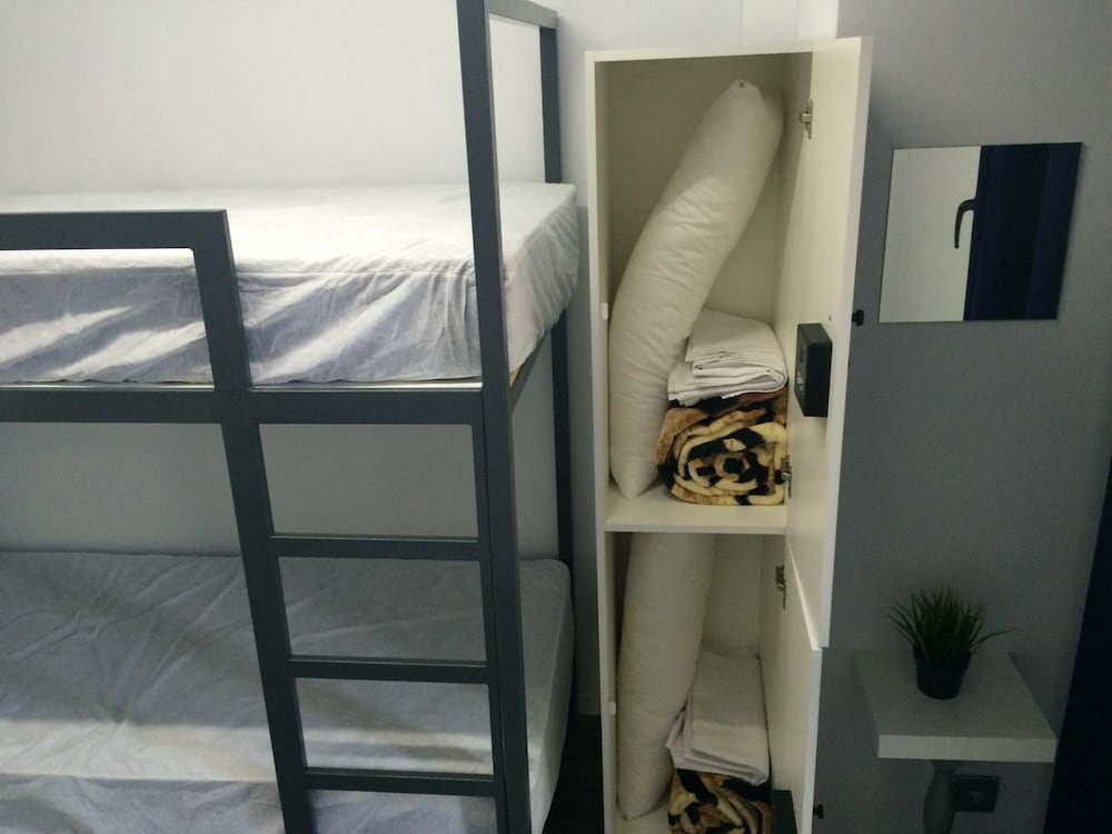 Chameleon Hostel Alicante 11/25