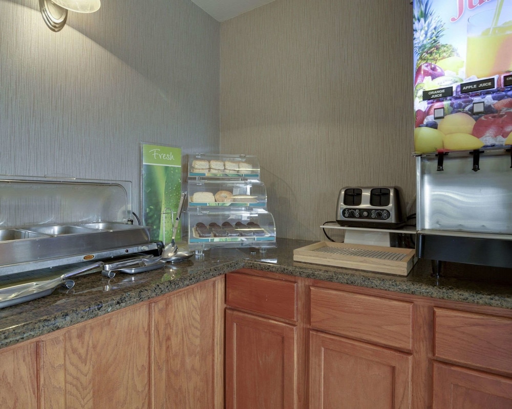 Quality Inn and Suites Clarksville 27/39