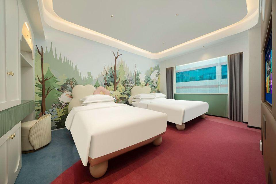 Smart, Family, Suite, 1 Queen and 1 Single Bed