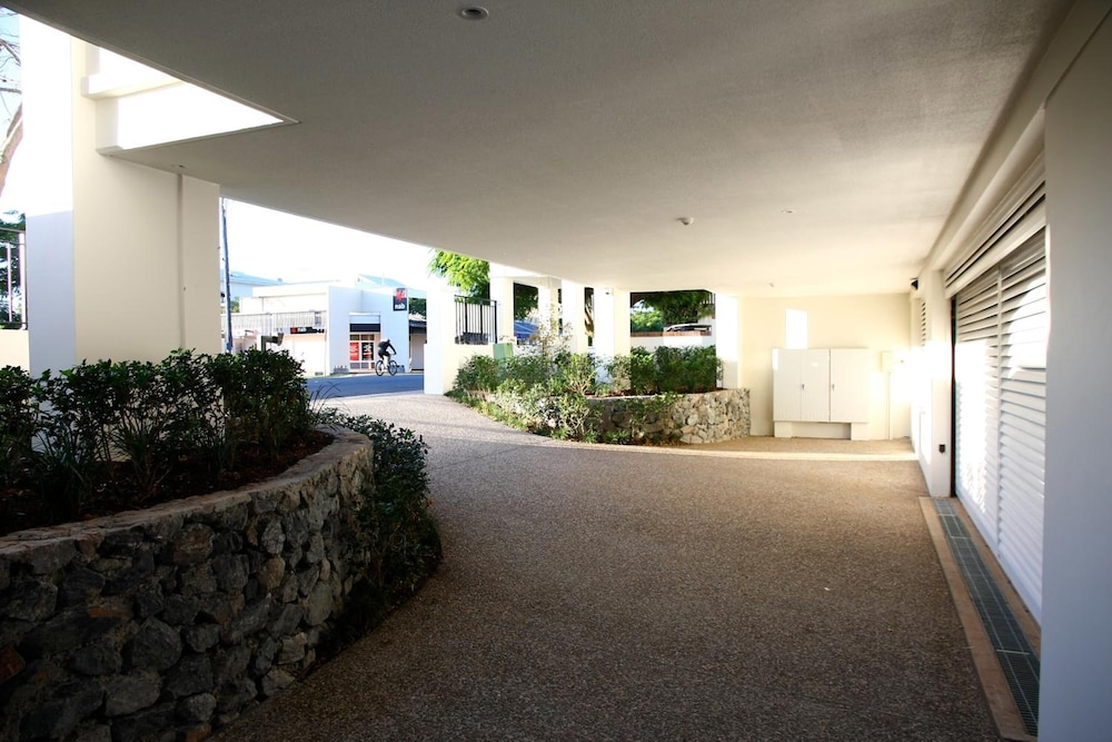 DOMAIN SERVICED APARTMENTS 7/52
