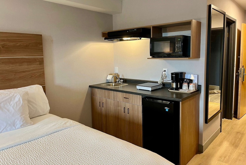 غرفة بسريرين كوين بمطبخ صغير، Super 8 by Wyndham Cornwall ON 2/3