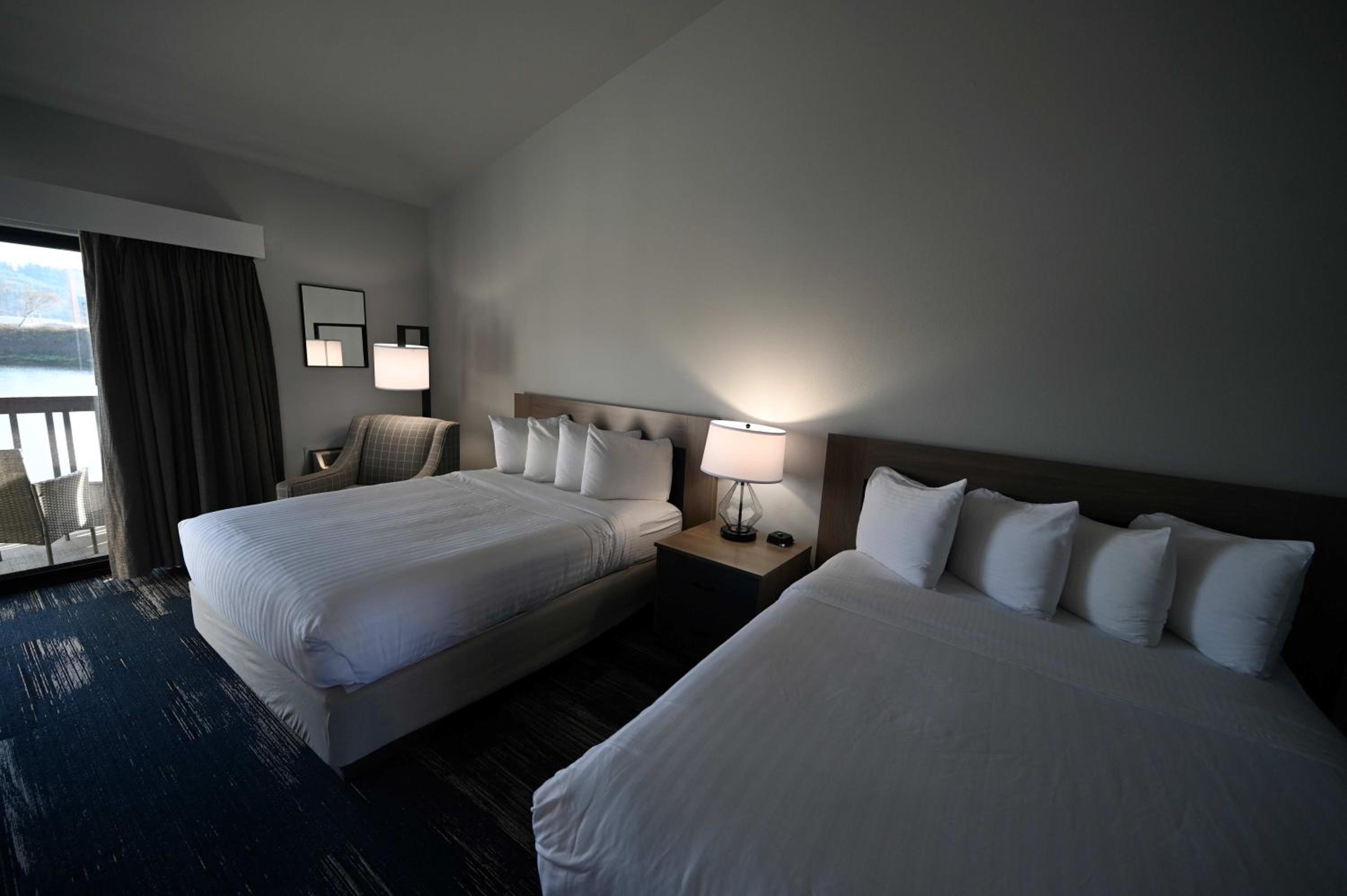 Room, 2 Queen Beds, Water View, Bathtub, Accessible