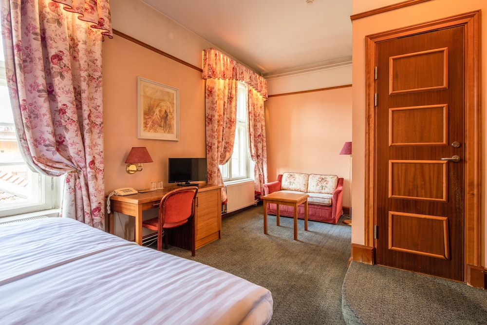 Victoria Hotel 12/49