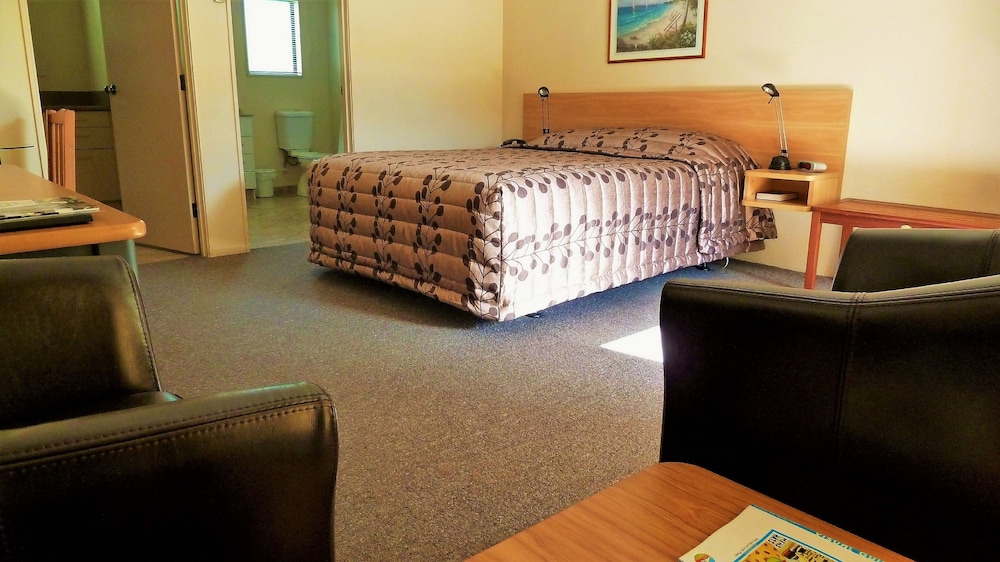 Tudor Lodge Motel 18/75