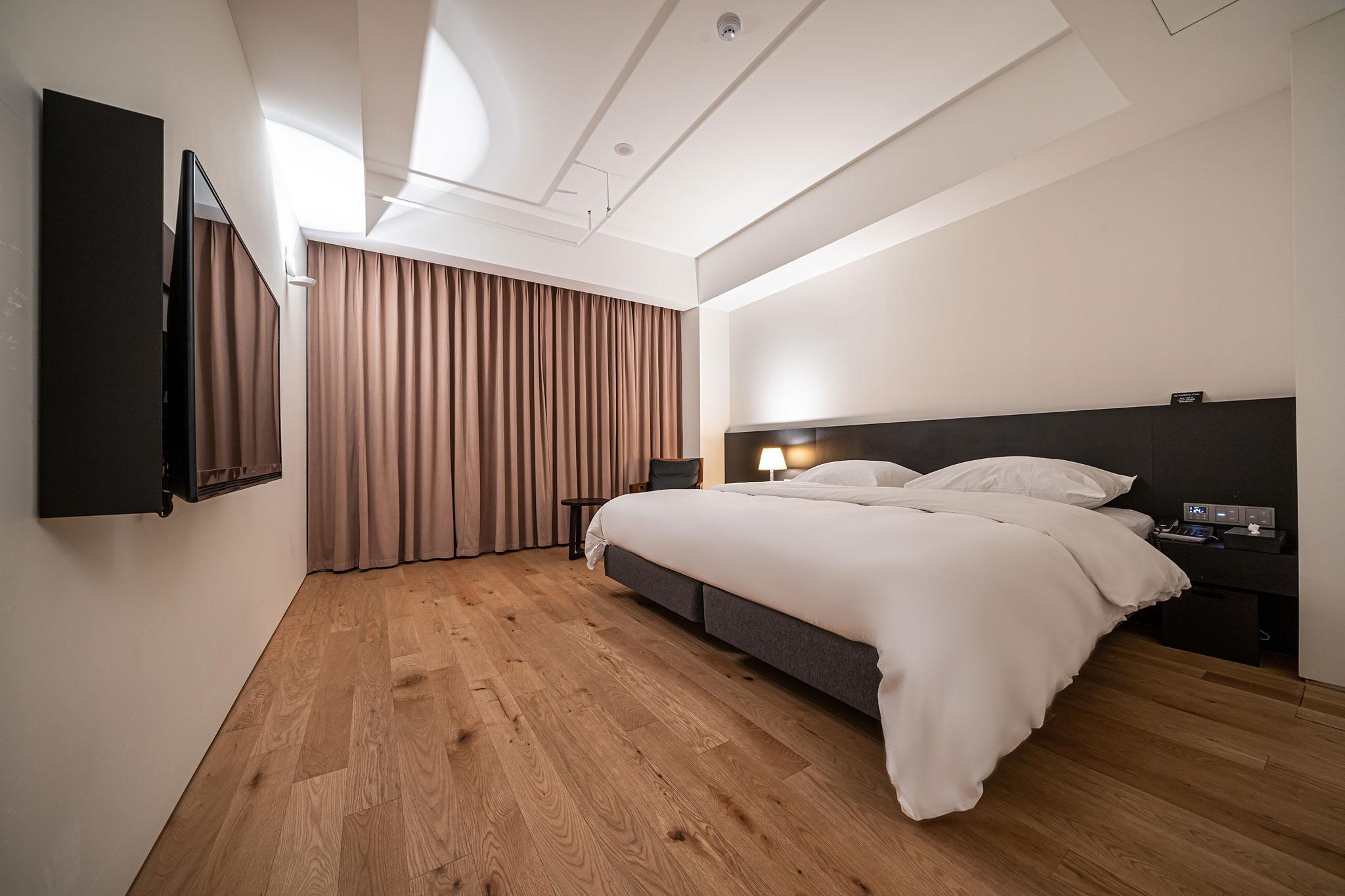 جناح ملكي، Hotel 498 2/2