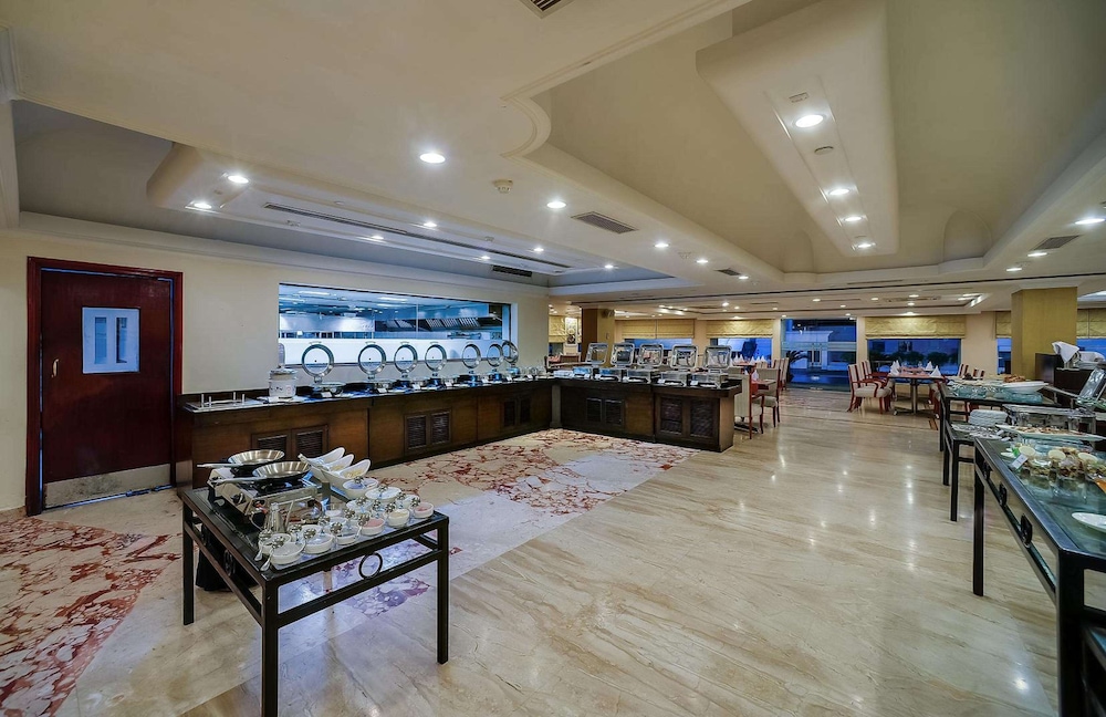 ROYAL SAROVAR PORTICO 3/35