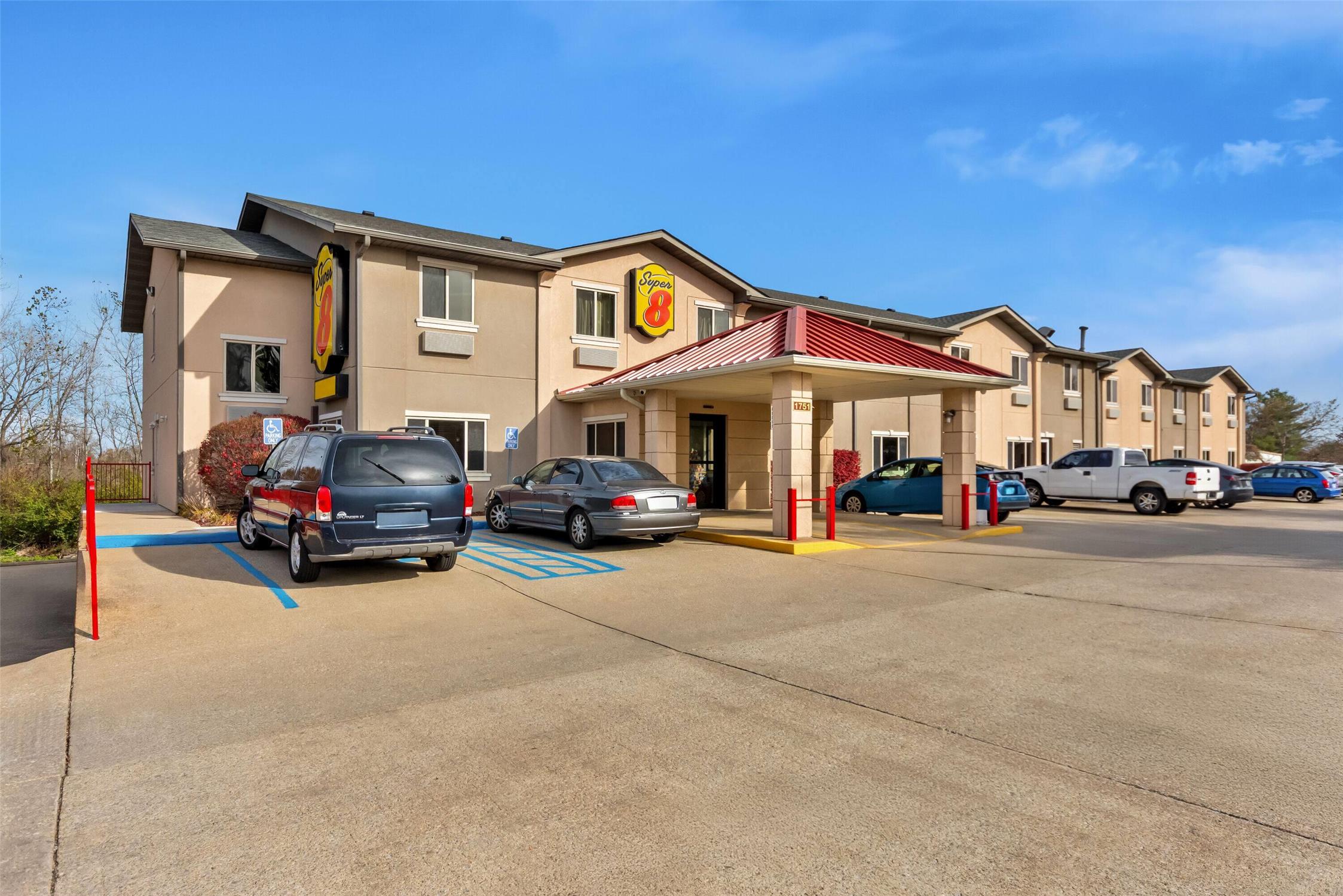 Super 8 by Wyndham Bloomington University Area 36/41