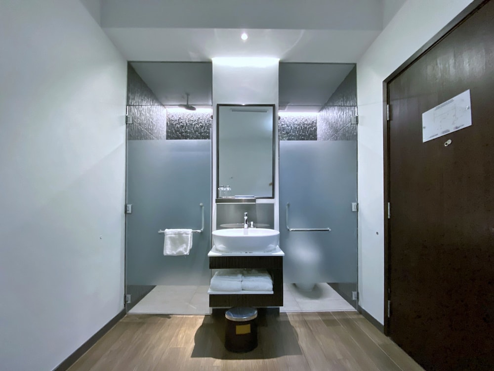 Bliss Hotel Singapore 50/75