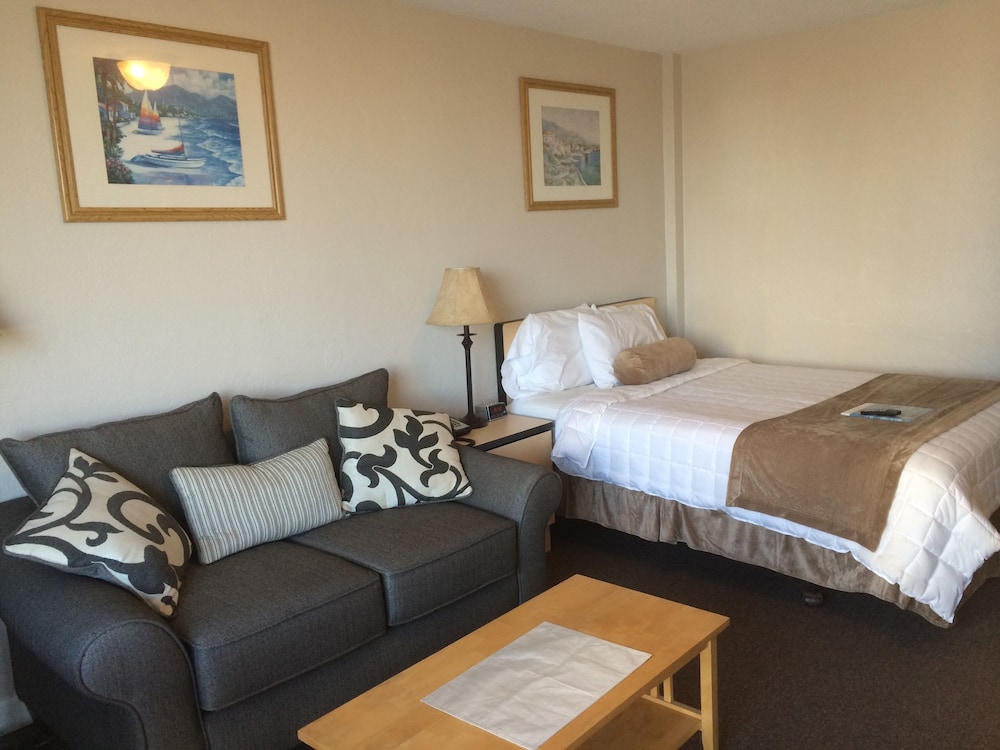 Cove Motel Oceanfront 22/46