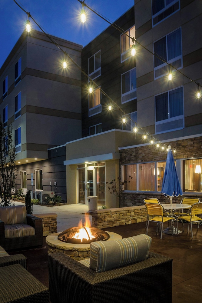 Fairfield Inn Suites Fayetteville North 2/50