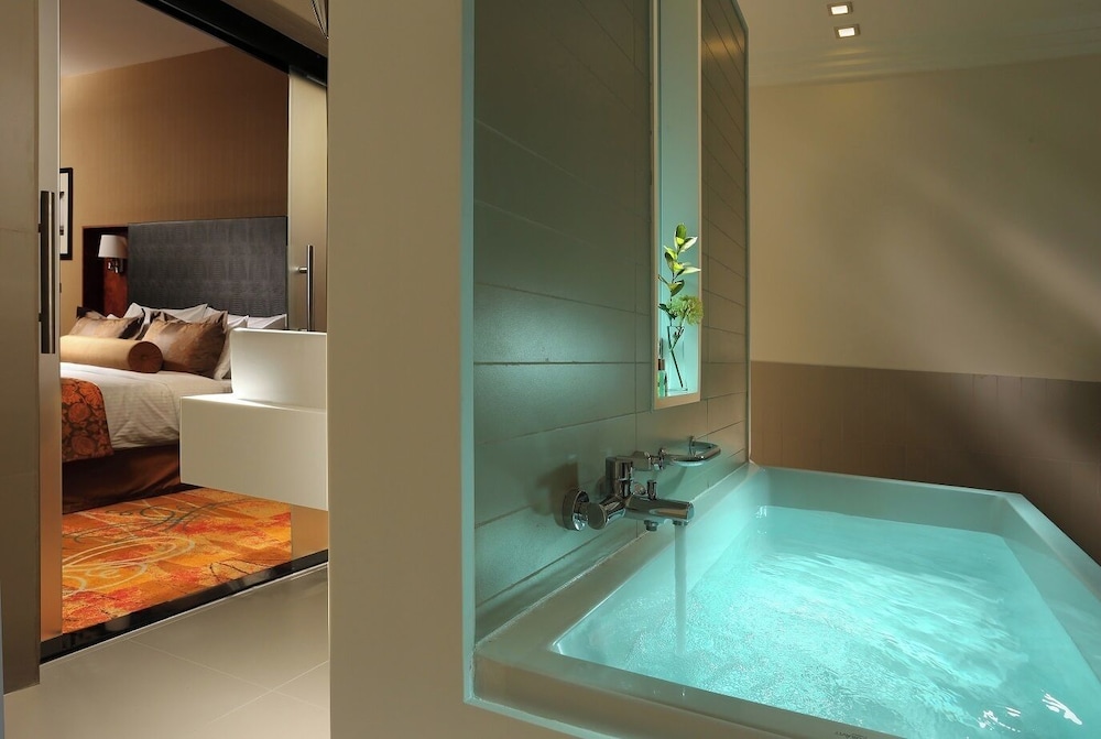 swimming pool spa