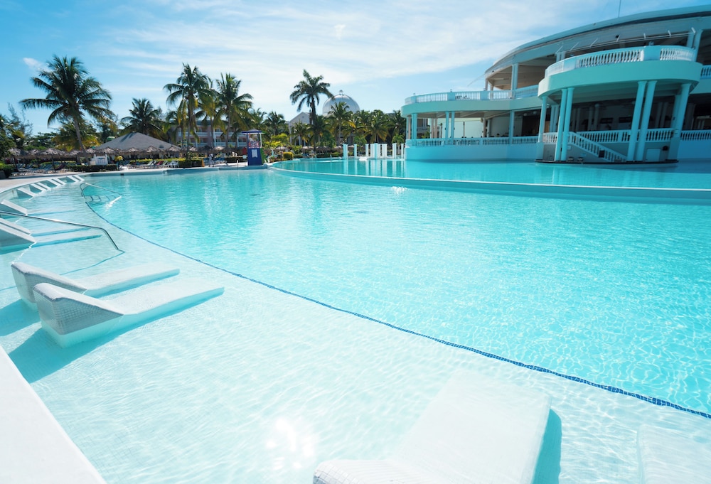 The Signature Level at Grand Palladium Lady Hamilton Resort & Spa 24/48