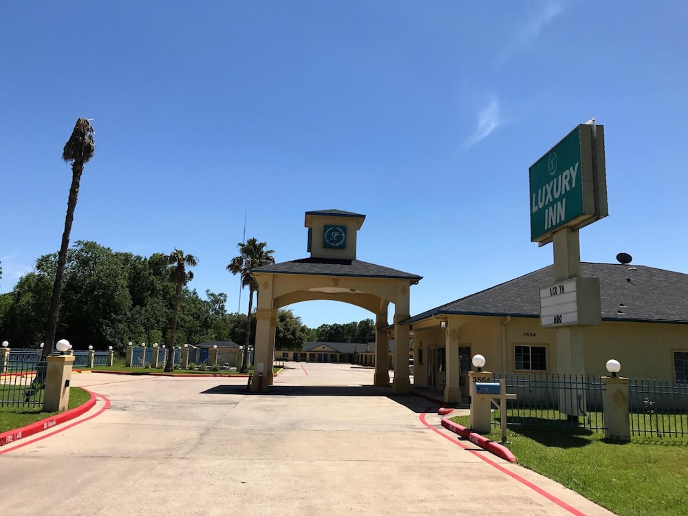 Luxury Inn & Suites Liberty 5/65