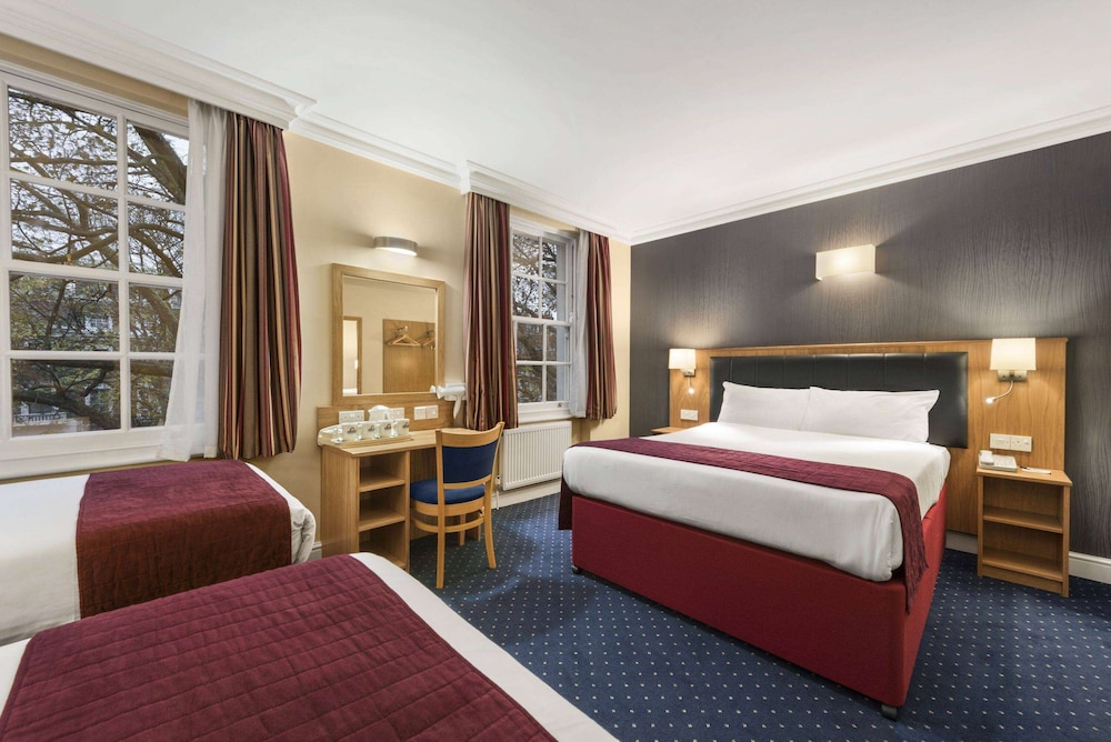 ROOM, DOUBLE OR TWIN BED
