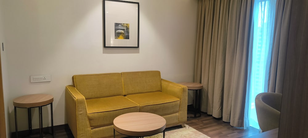 Royal Hometel Suites Dahisar Mumbai 18/43