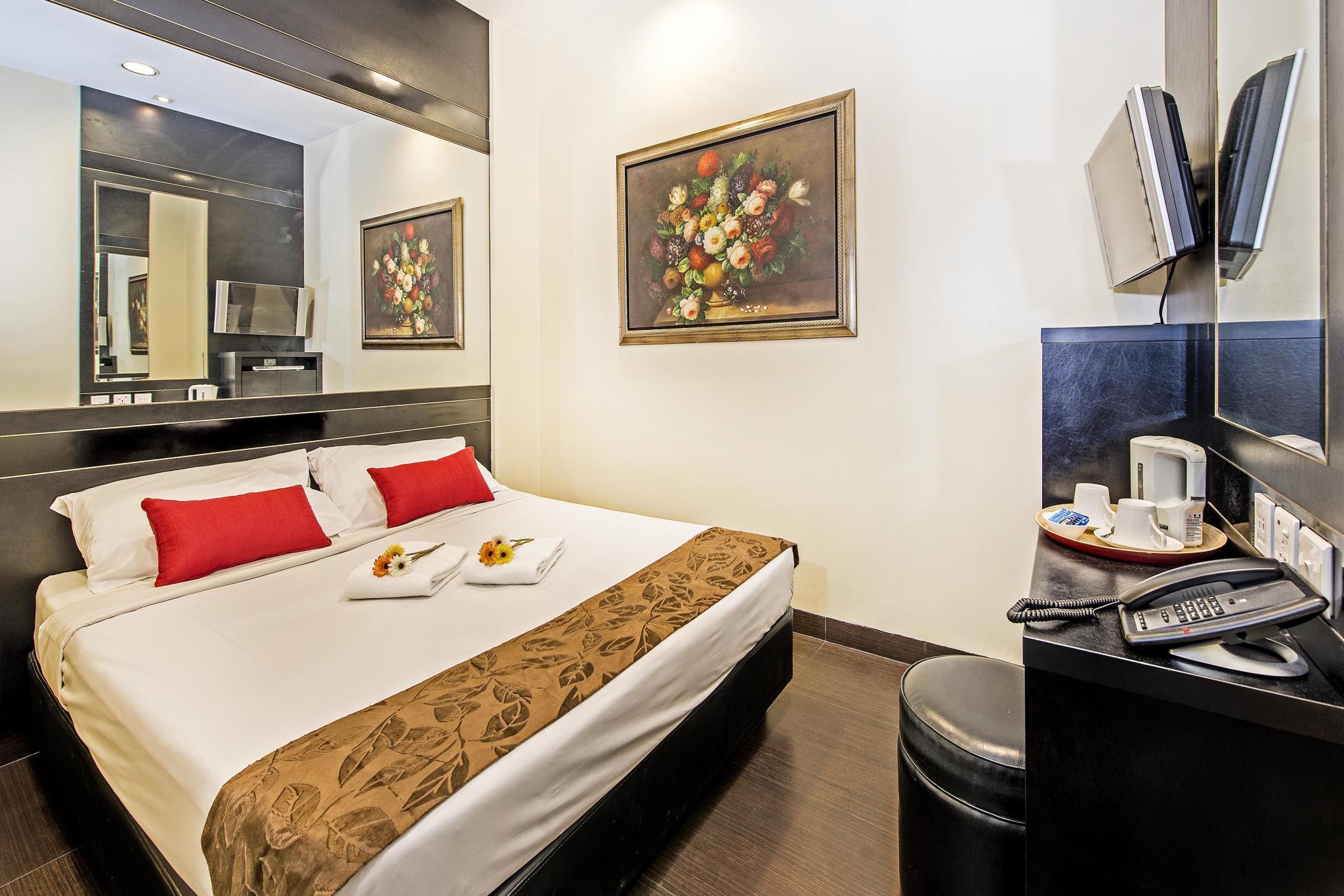 STANDARD, QUEEN BED
