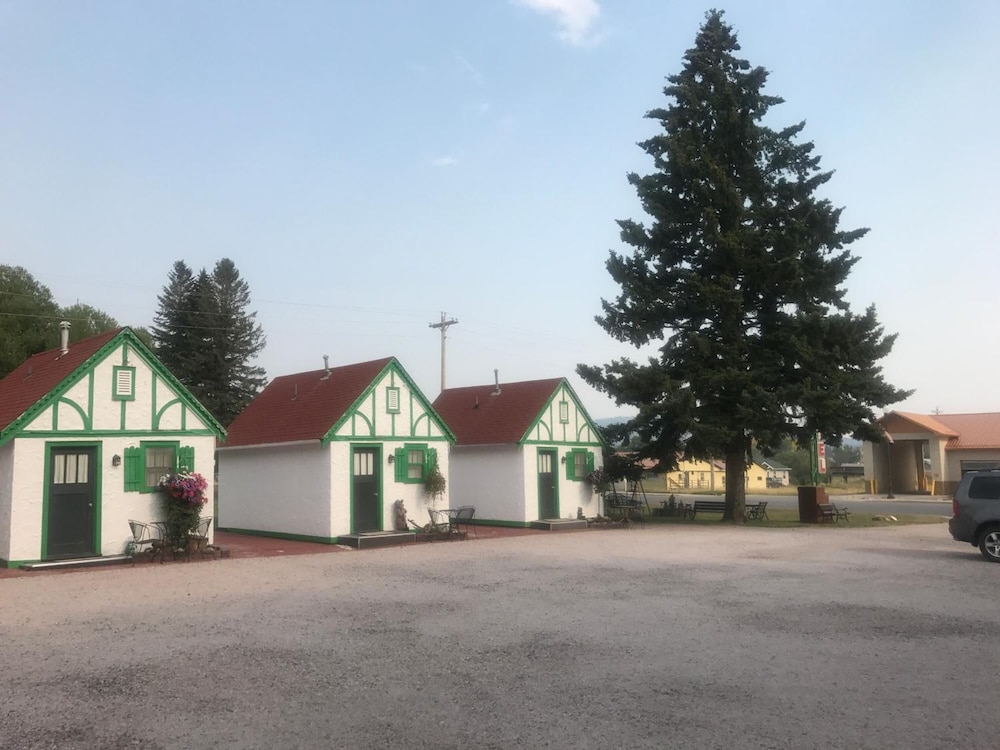 Chalet Motel 3/49