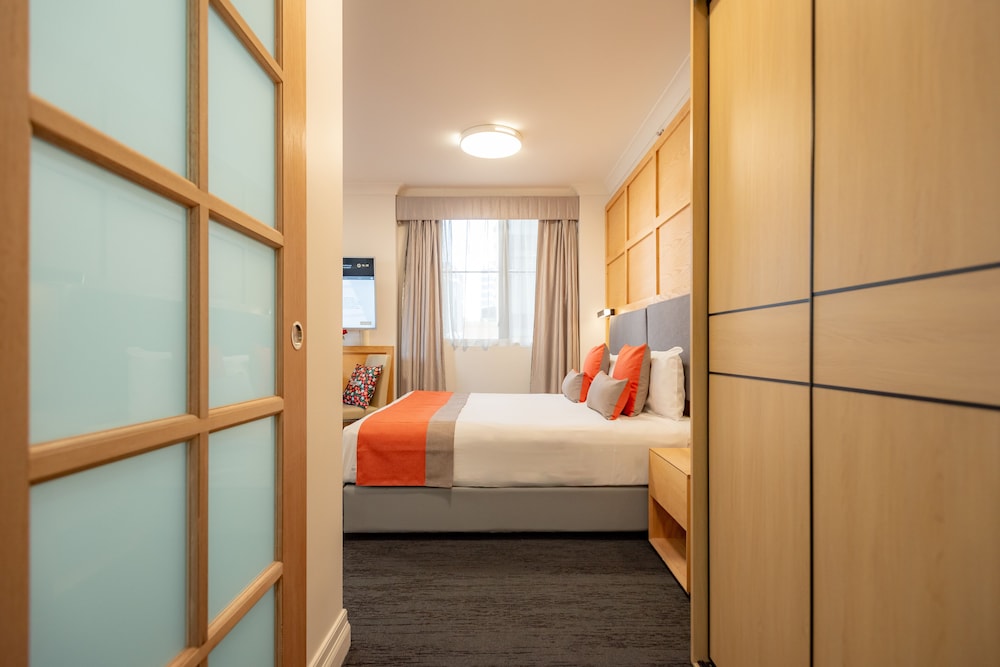 Premium, Queen Bed, Kitchen, YEHS Hotel Sydney Harbour Suites 3/5