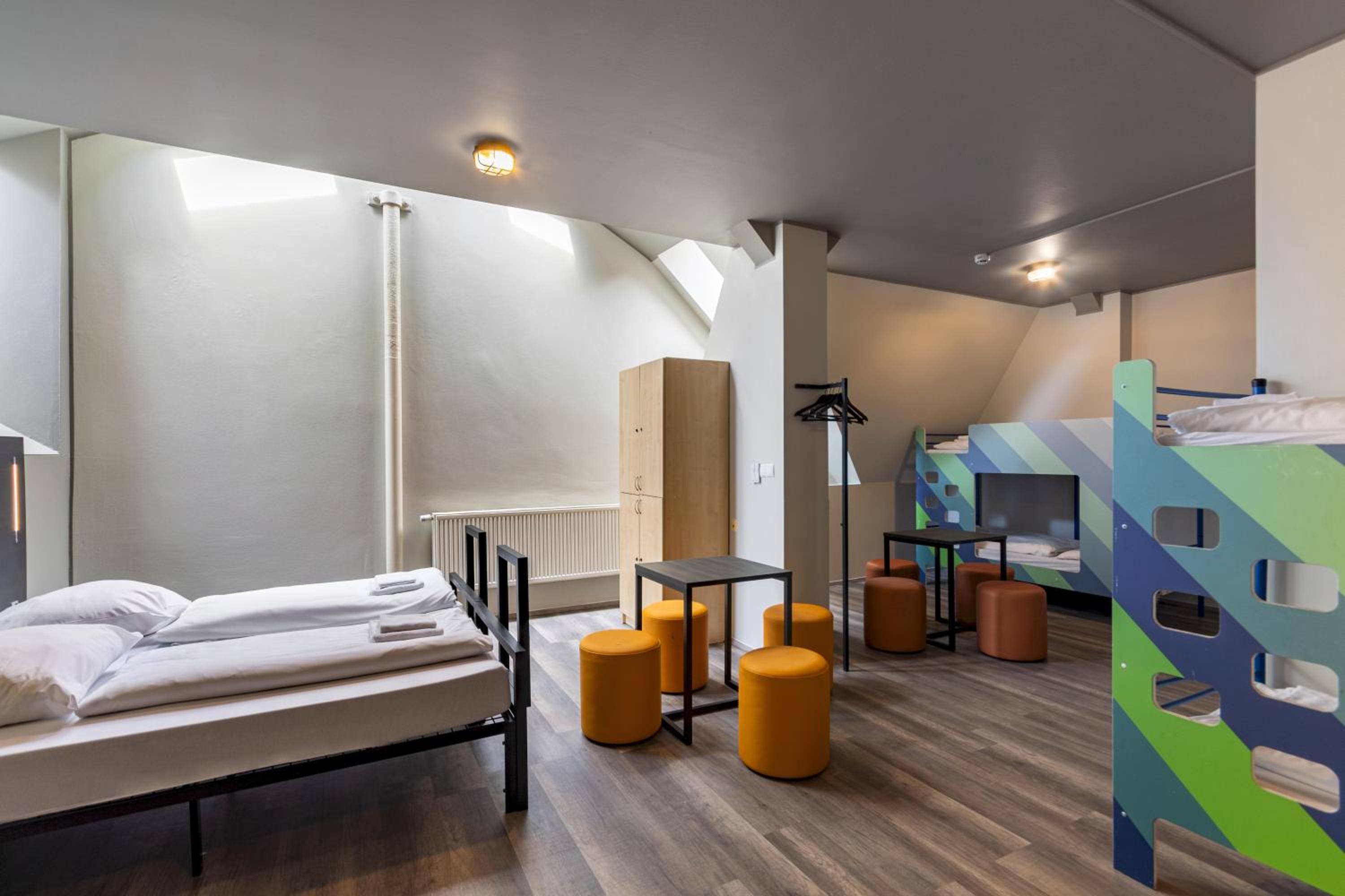 Room, 6 Beds, Twin Beds, 2 Bunk Beds