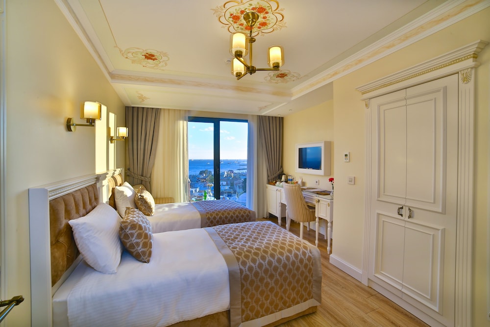 2 Bedrooms, Family, 1 Double and 3 Single Beds, Sea View، Yilsam Sultanahmet Hotel 2/5