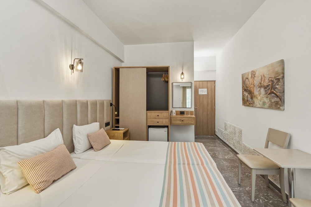 Erato Hotel 27/68