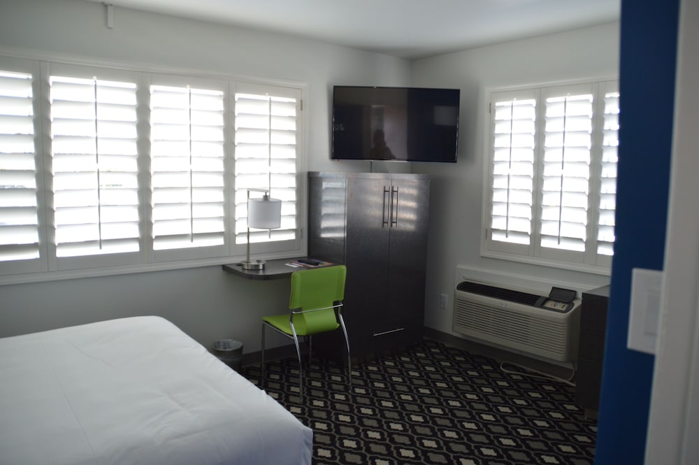 University Inn Tempe 30/45