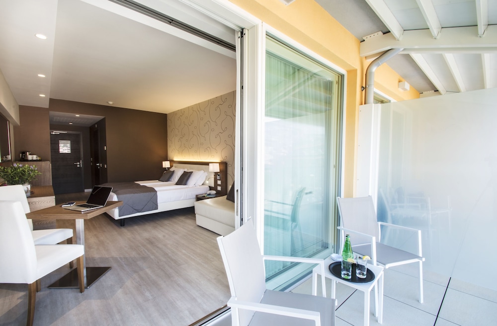 Hotel Bisesti 50/50