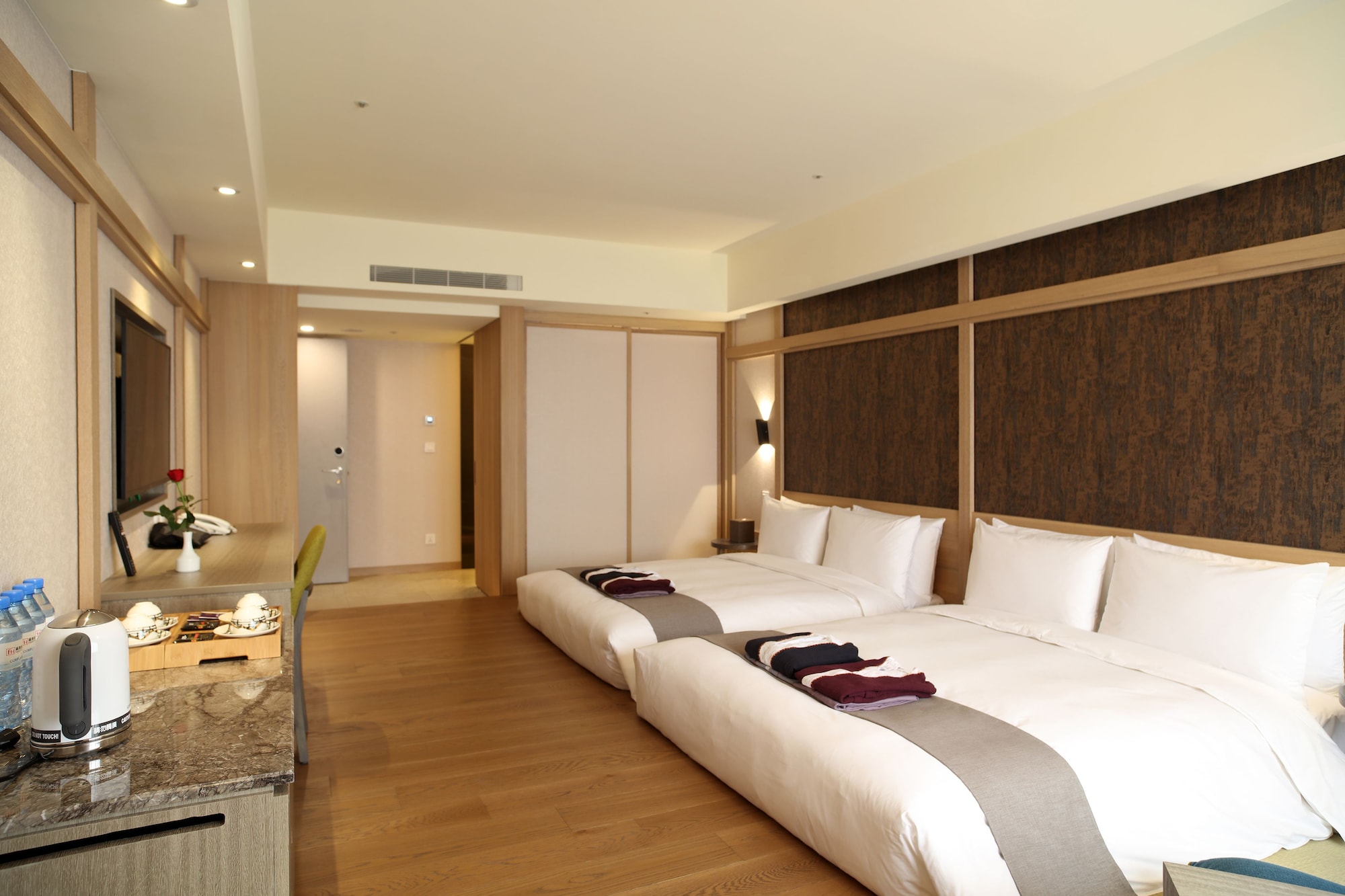 DELUXE, TWIN BEDS