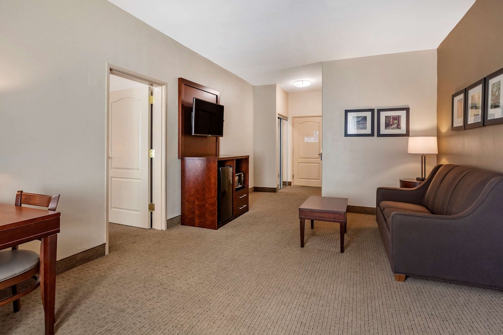 Comfort Inn & Suites Villa Rica, GA 33/47