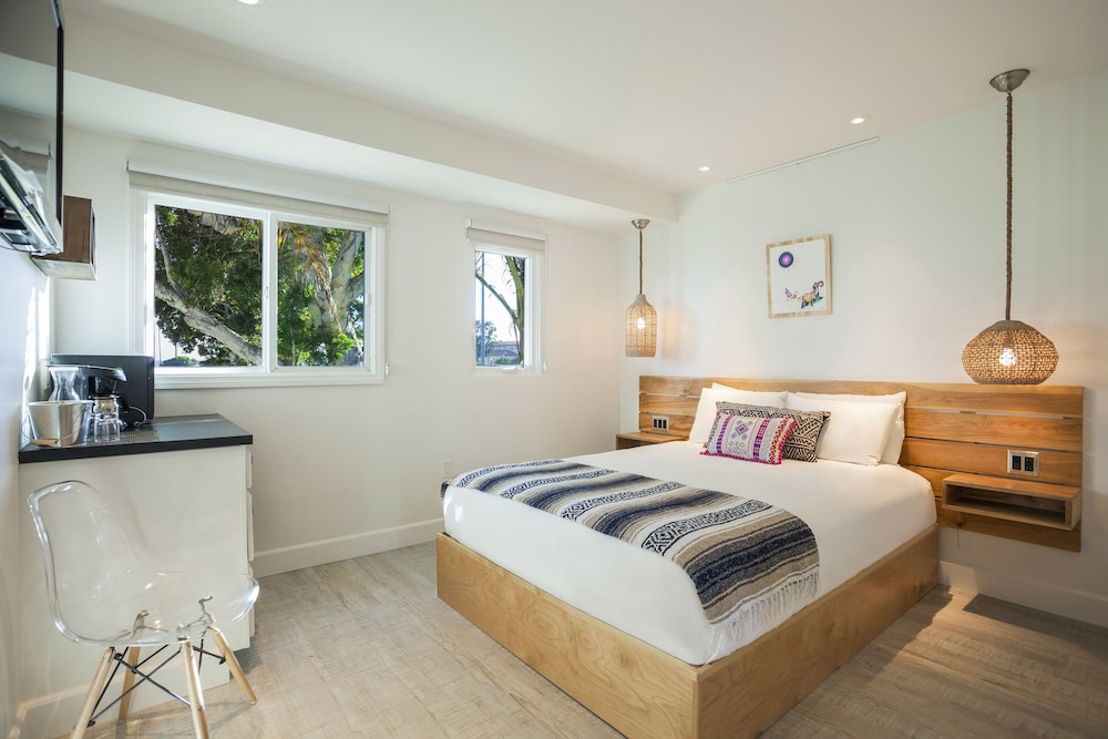 UPSTAIRS, STANDARD, QUEEN BED, OCEAN VIEW